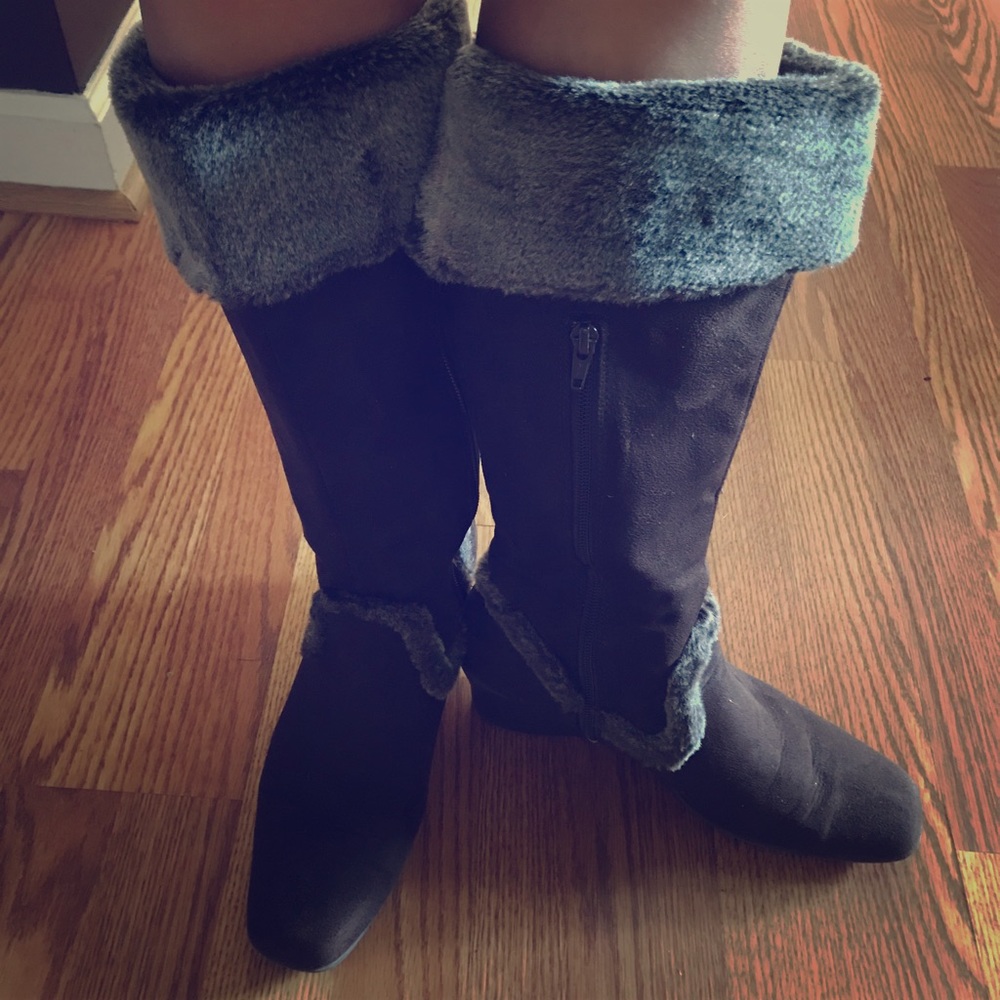 Brown boots. Fur and wedge heel.